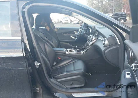 2015 Mercedes-Benz C 300 из США, поврежденный, VIN 55SWF4JB4FU055107